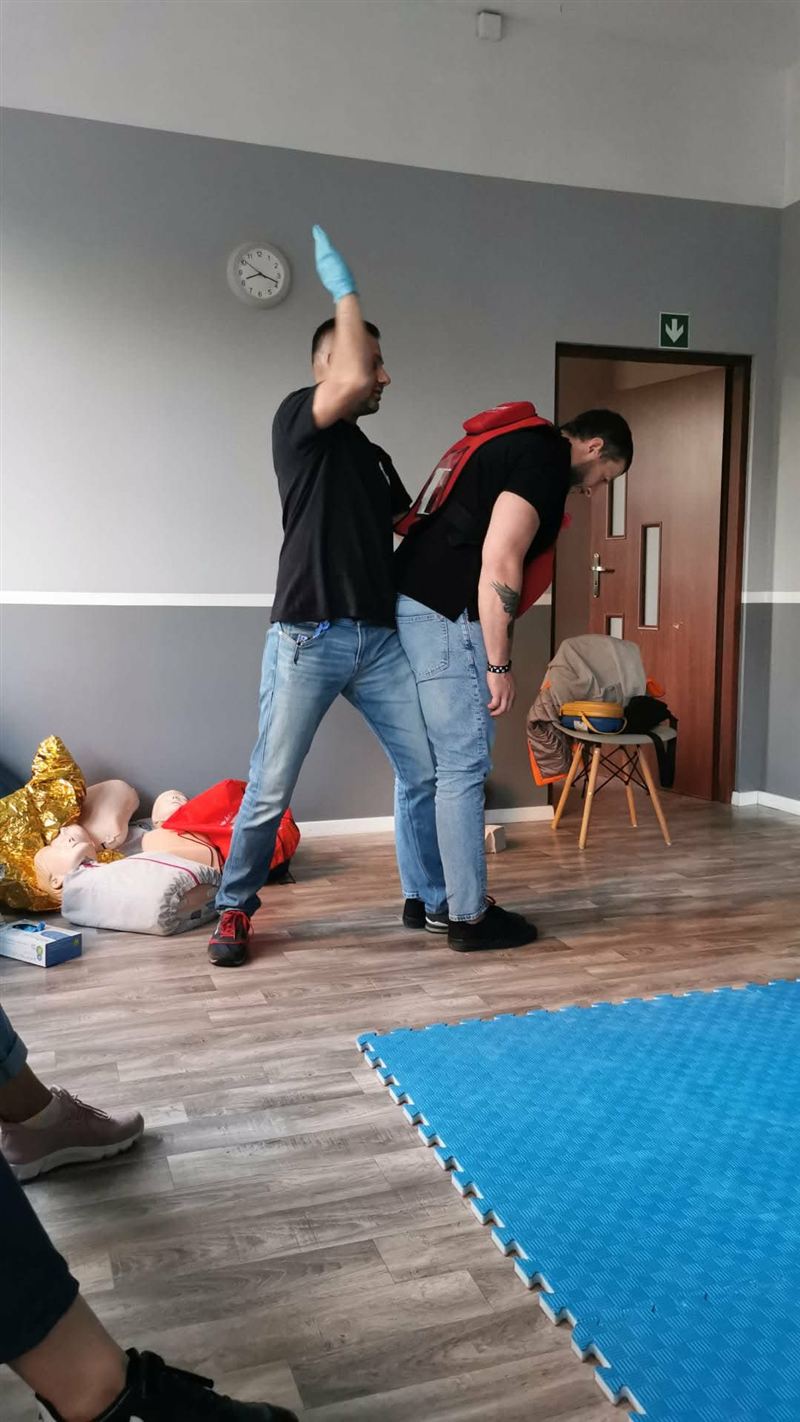 Ćwiczenia praktyczne z instruktorem podczas szkolenia z pierwszej pomocy